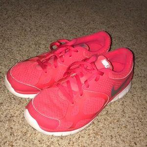 women’s nike tennis shoes !! 6.5